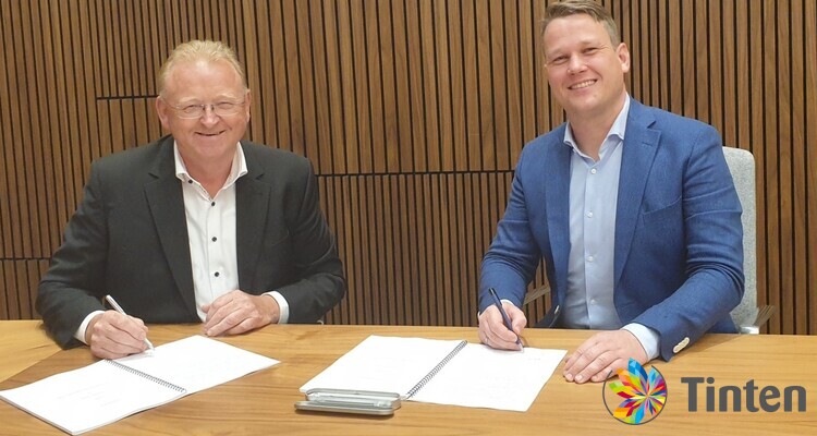 Johan Brongers en Jan Broekema ondertekenen een nieuw contract voor de maatschappelijke dienstverlening en het welzijnswerk in de gemeente Assen